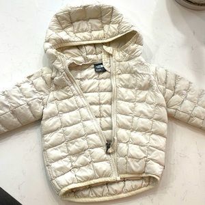 Toddler NorthFace thermoball cream jacket.